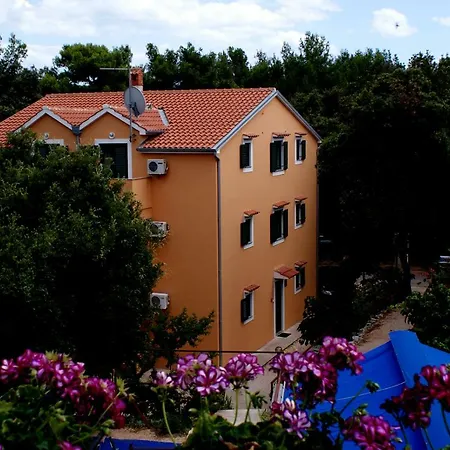 Ana Rooms